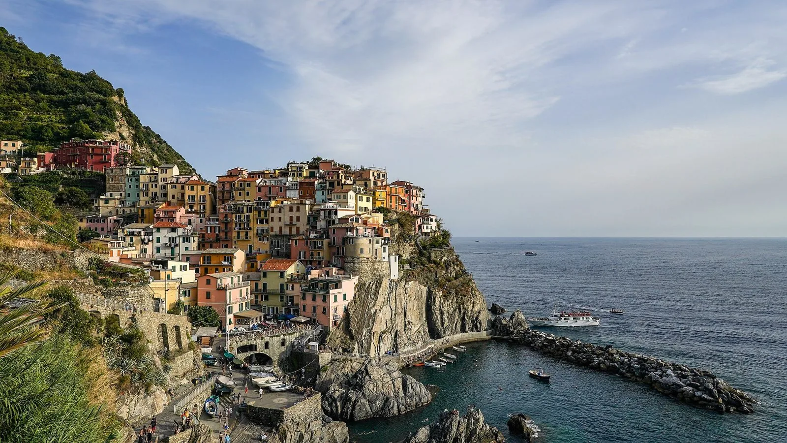 Il borgo di Manarola, alle Cinque Terre, con le case colorate sulla scogliera sopra il mare