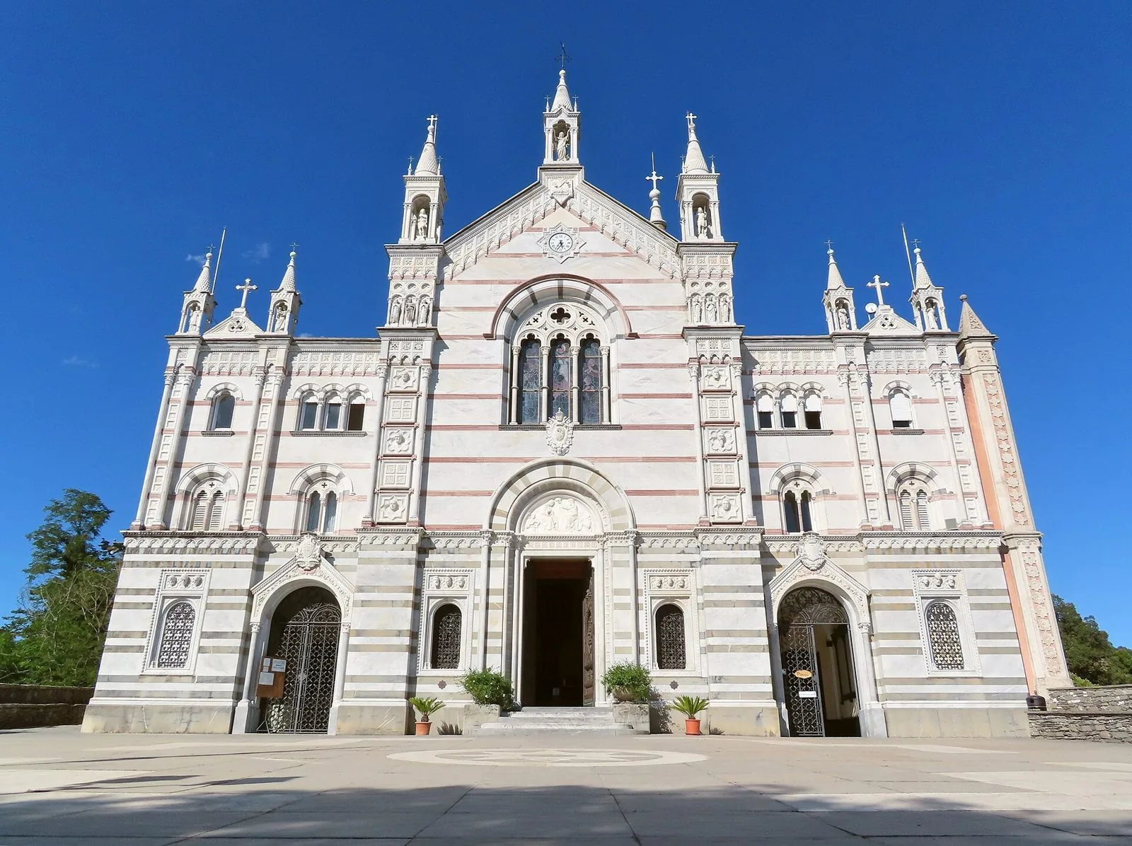 La facciata in marmo bianco a fasce rosate del Santuario di Nostra Signora di Montallegro sopra Rapallo